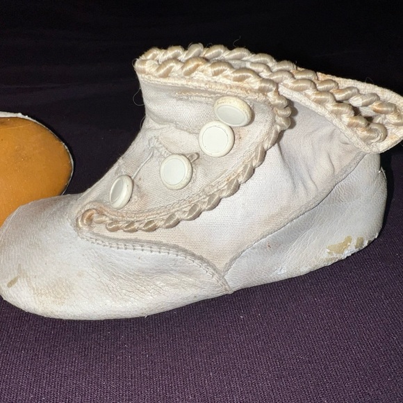 Vintage pair of baby shoes. 4 buttons and details along top of the shoe - Picture 6 of 12